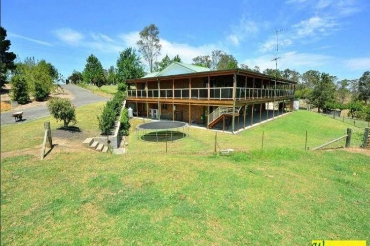 Elevated verandah roof maintenance scaffold